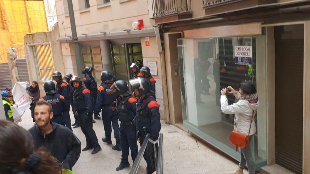 Instant en què els antiavalots van anar a les oficines d’Habitatge.