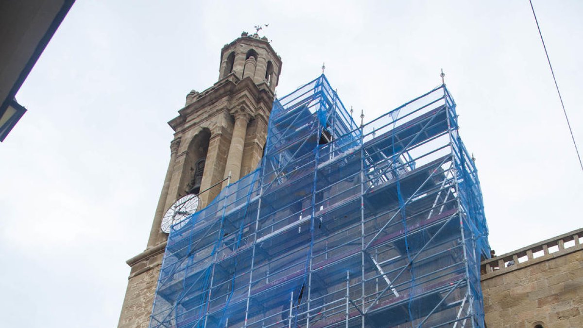 Los andamios que se han instalado en la fachada de la iglesia.
