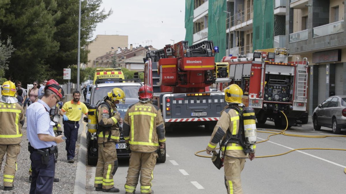 Desplegament ahir dels serveis d’emergències en un incendi a l’avinguda Lleida de Torrefarrera.