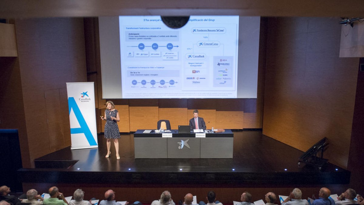 CaixaBank analitza les perspectives econòmiques amb 25 empresaris lleidatans