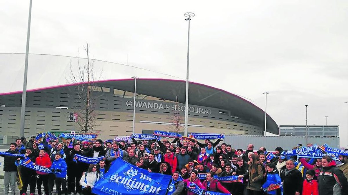Seguidors de la penya És Un Sentiment, ahir a Madrid.