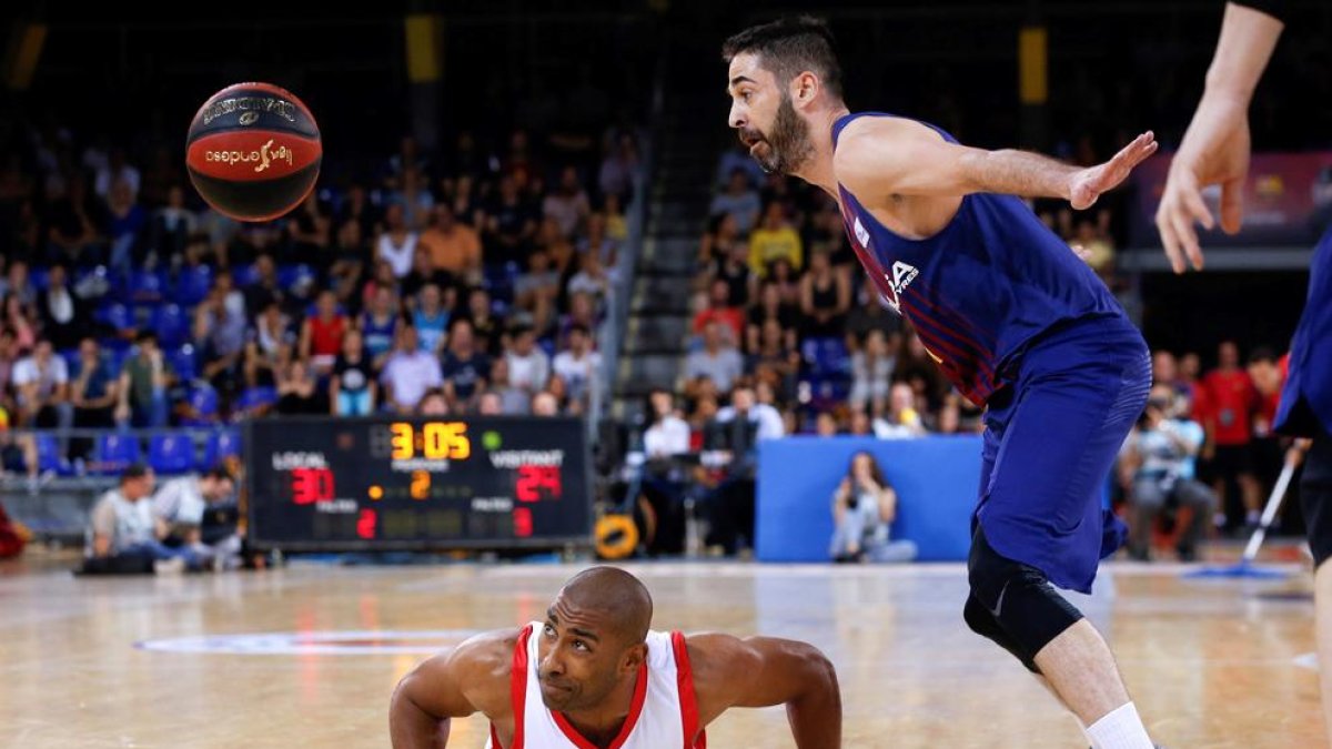 Juan Carlos Navarro, ante el jugador del Baskonia Granger.