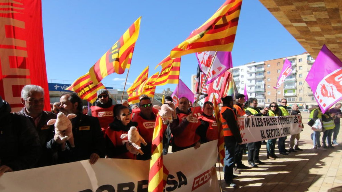 Un momento de la movilización sindical ante las puertas de la Llotja de Lleida.