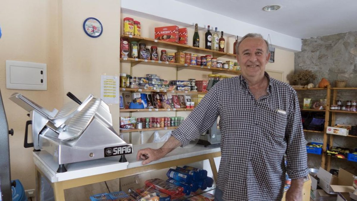 Joan Roca a l'última botiga que queda a Sedó, al municipi de Torrefeta i Florejacs.
