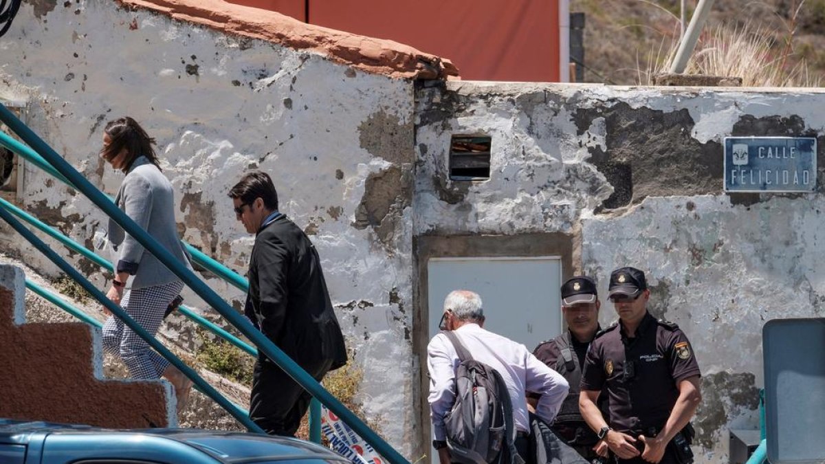 La comitiva judicial, ayer, a su llegada al lugar de los hechos.