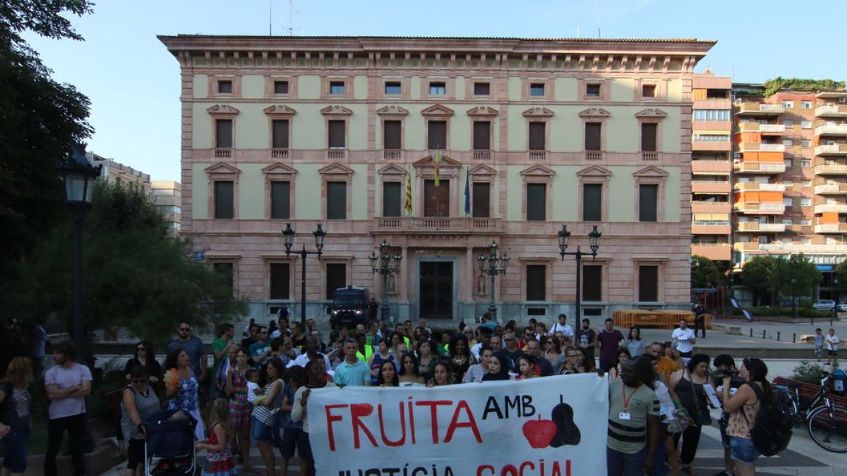 Manifestación por los derechos de los temporeros, ayer, en Lleida.