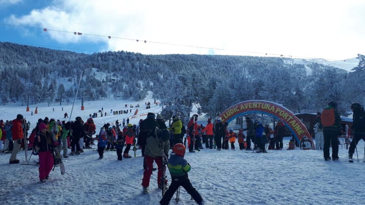 Más de 1.600 personas esquiaron ayer en las pistas de Port Ainé tras desconvocarse la huelga.
