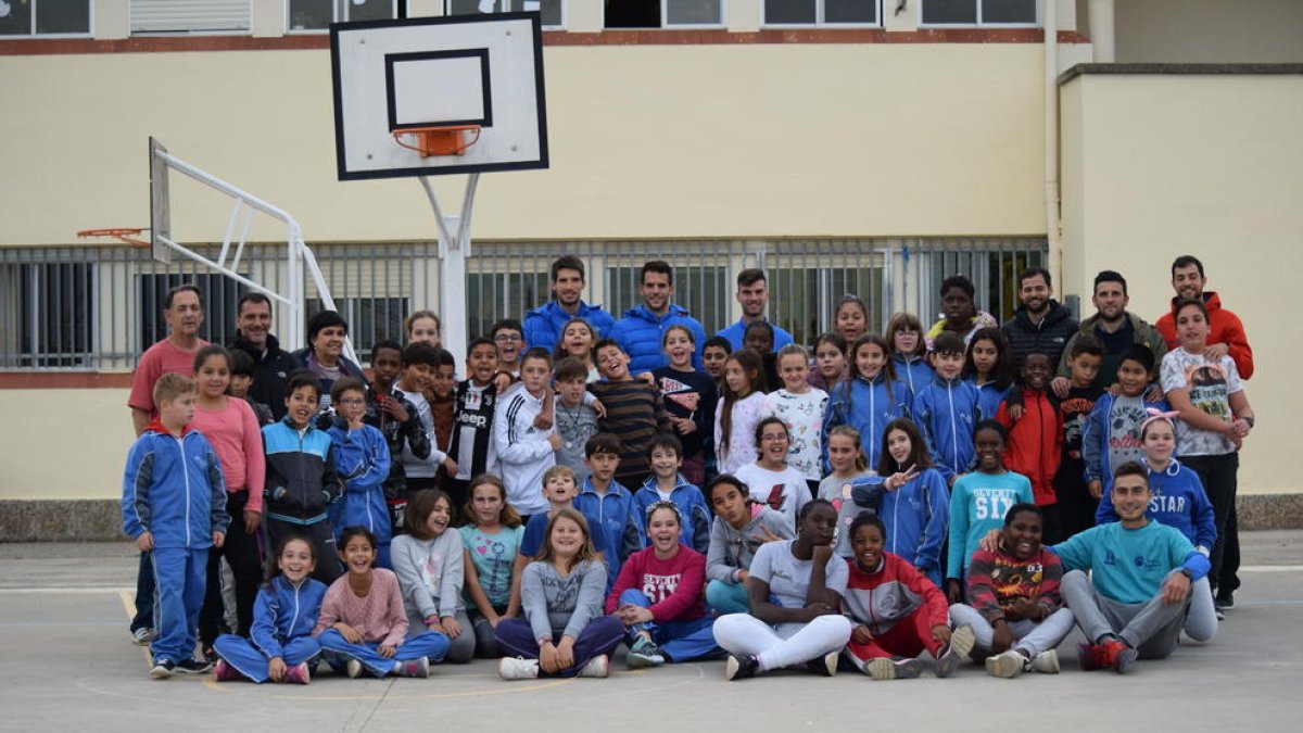 Albístegui, Pau Torres, Josep Calavera y el técnico, Gerard Albadalejo, ayer en la escuela Torre Queralt.