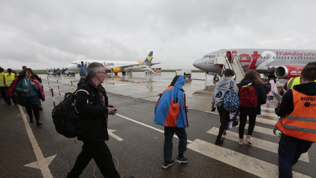Dos de los tres vuelos de esquiadores británicos partieron ayer desde Alguaire sin problemas.