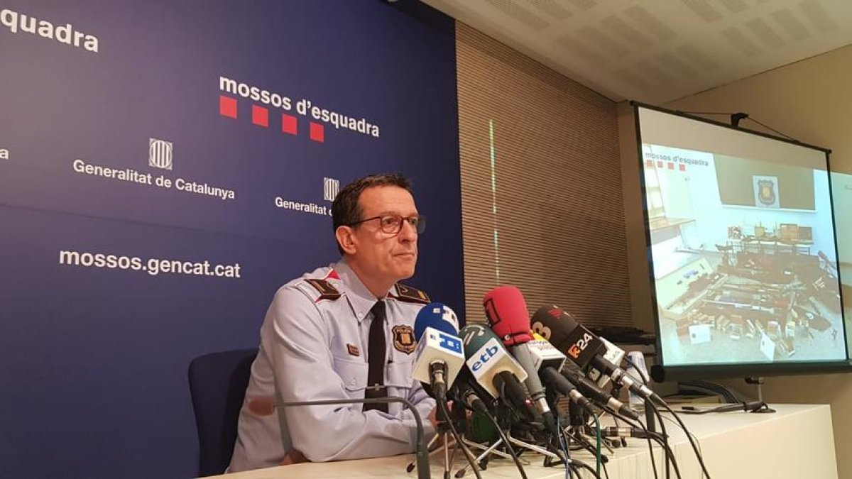 El inspector Albert Oliva, ayer, mostrando la imagen del arsenal.