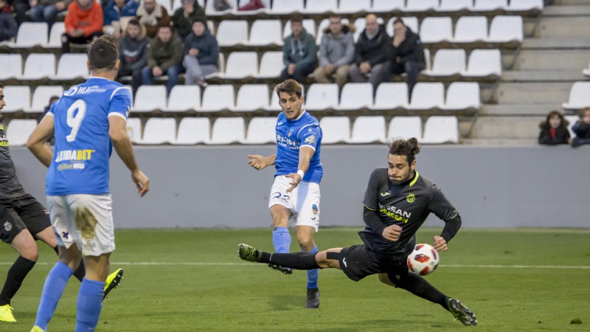 Juanto Ortuño, en el remate del 3-0 para el Lleida.