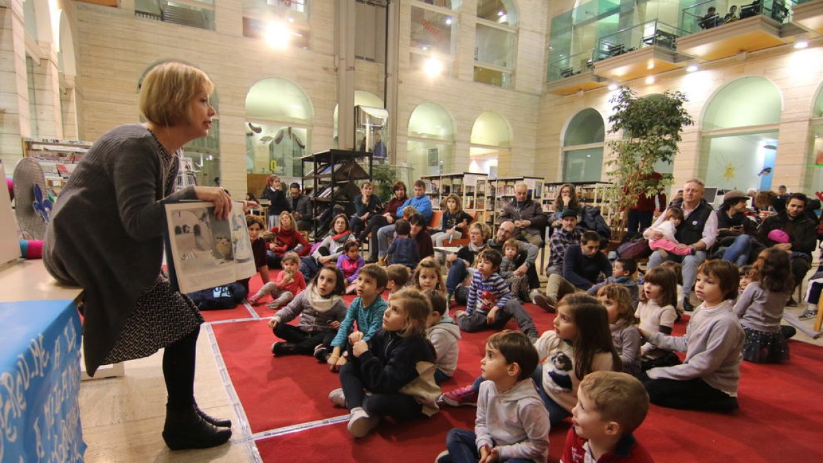 La primera ‘Hora del Conte’ del 2018 va tornar a omplir ahir el claustre infantil de la Biblioteca Pública de Lleida dels usuaris més joves.