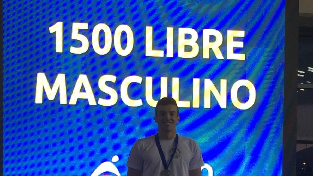 Ferran Julià, ayer con su segundo oro en este Estatal. Derecha, Cristina García, con sus dos medallas, junto a Juste, Lomero y Miret.