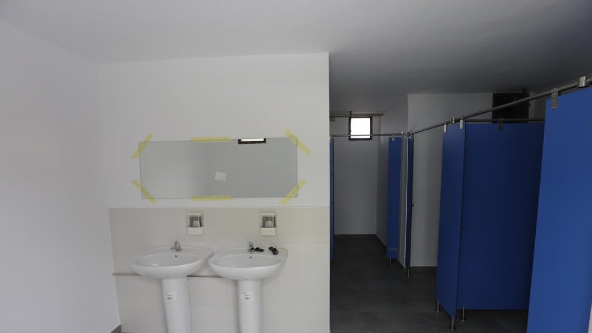 Imagen de los nuevos lavabos en las piscinas de Sucs.