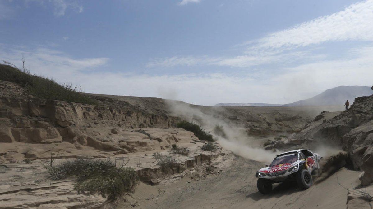 Sebastien Loeb, que se impuso en la etapa de coches, ayer durante uno de los tramos.