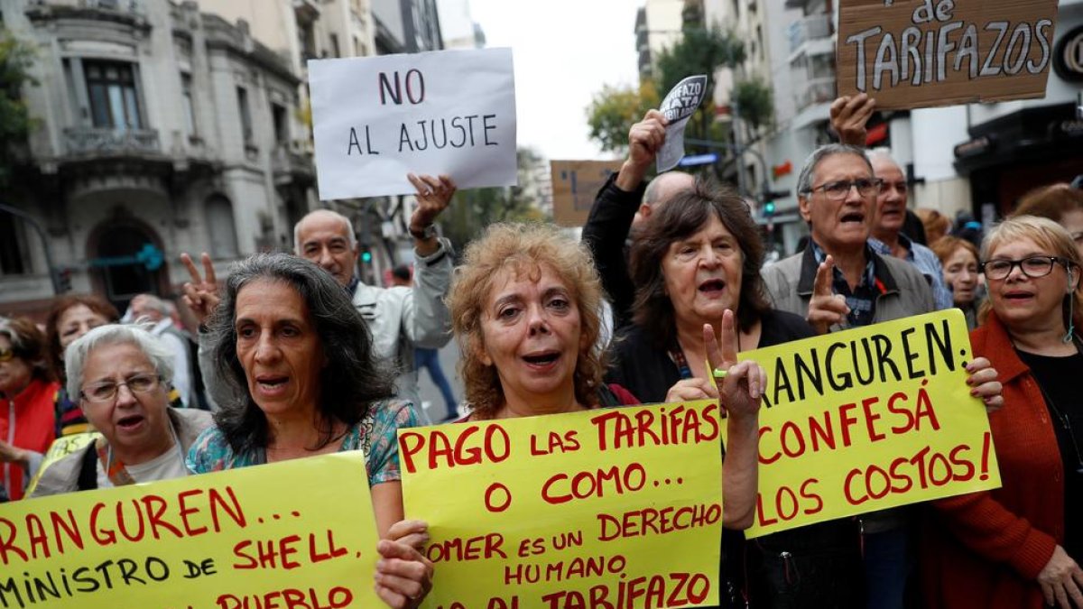 Los argentinos salieron ayer a la calle contra la subida de tarifas de servicios básicos.