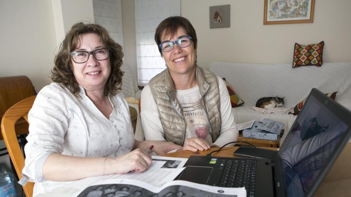 Ramona Segura y Imma Castelló, trabajando en la historia gráfica.