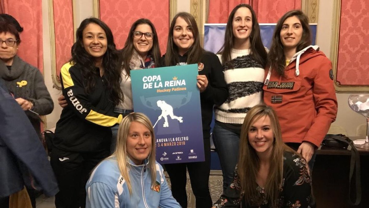 Jugadores dels equips participants posen amb el cartell. Dempeus, a la dreta, Maria Porta.