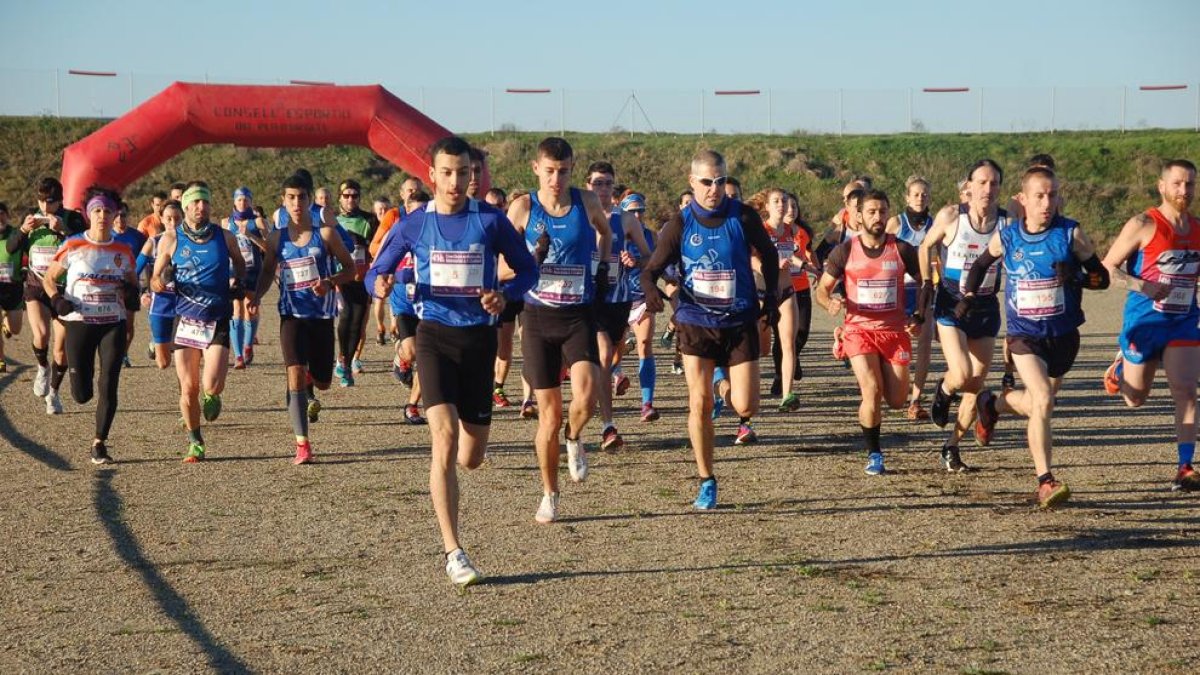 La sortida de la prova absoluta del 41 Cros Ciutat de Mollerussa Memorial Culleré.
