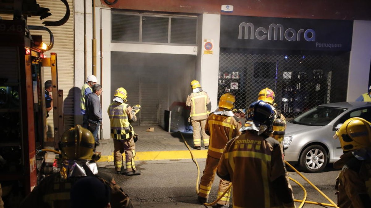 Bombers van treballar a última hora d’ahir en l’incendi del carrer Torres de Sanui.