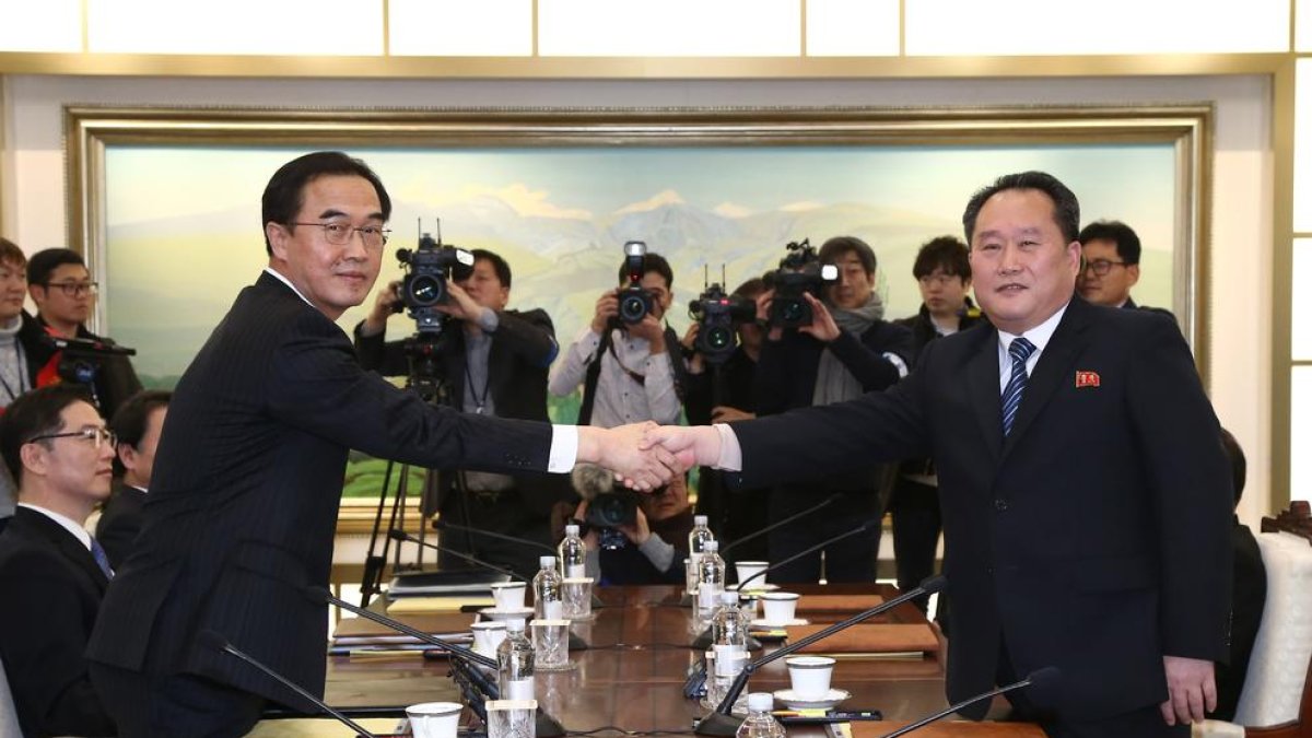 El ministro surcoreano, Myoung-gyon, (i) da la mano al delegado del norte, Ri Son-gwon (d)