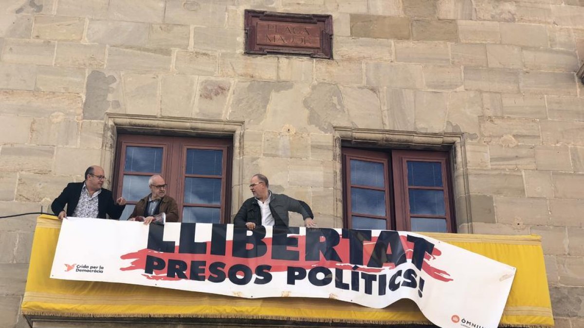 Retiren la pancarta 'Llibertat presos polítics' de la Paeria de Cervera i la col·loquen de nou 8 hores després