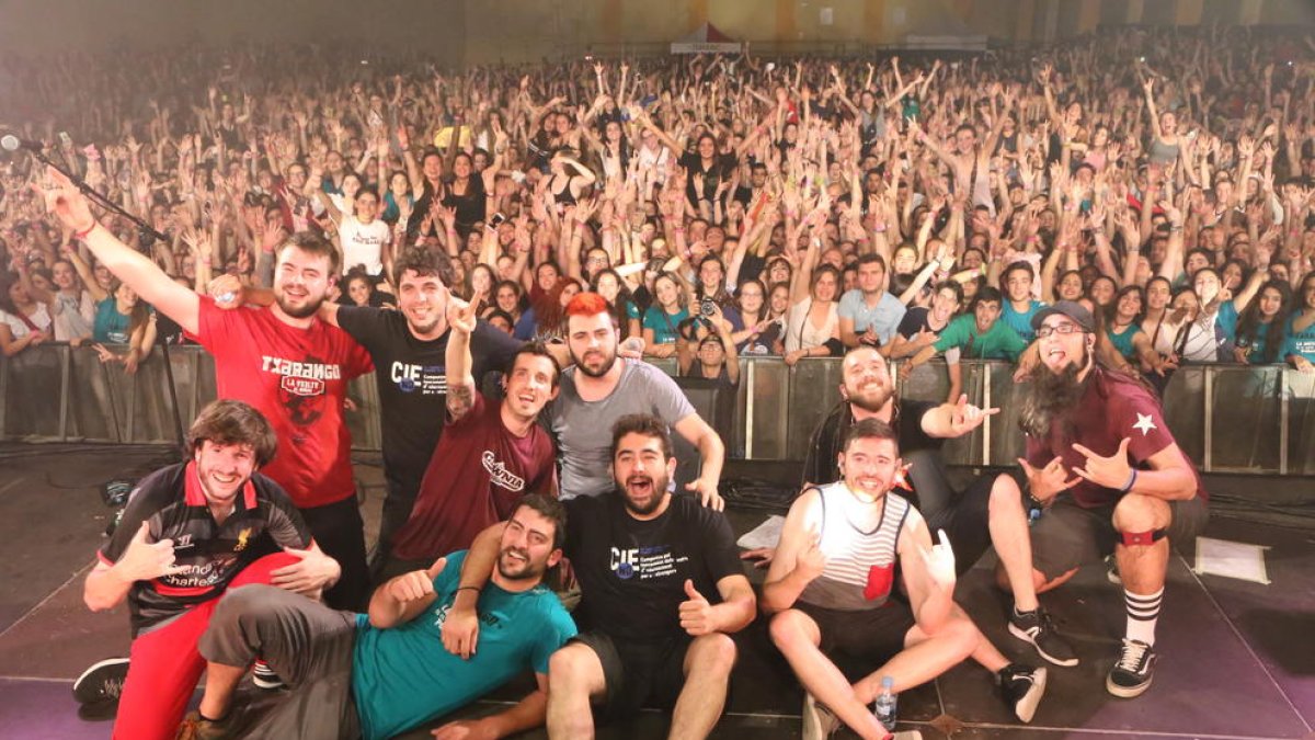 Imagen de los miembros de Txarango, junto a los asistentes a su concierto el sábado por la noche.