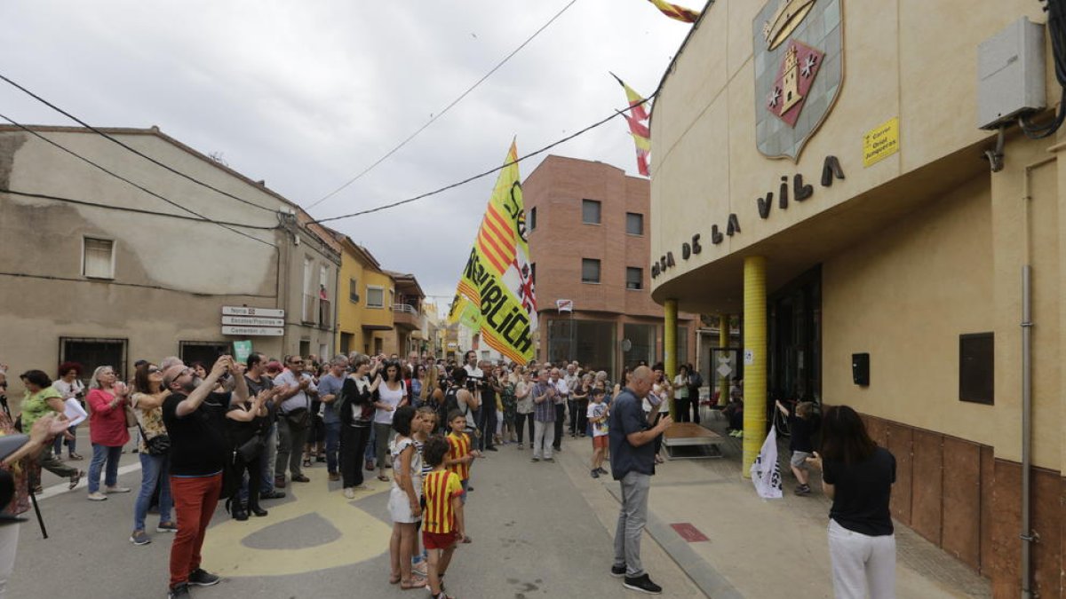 Familiares de Junqueras y Serret se desplazaron a Torrelameu y recibieron una cálida bienvenida.