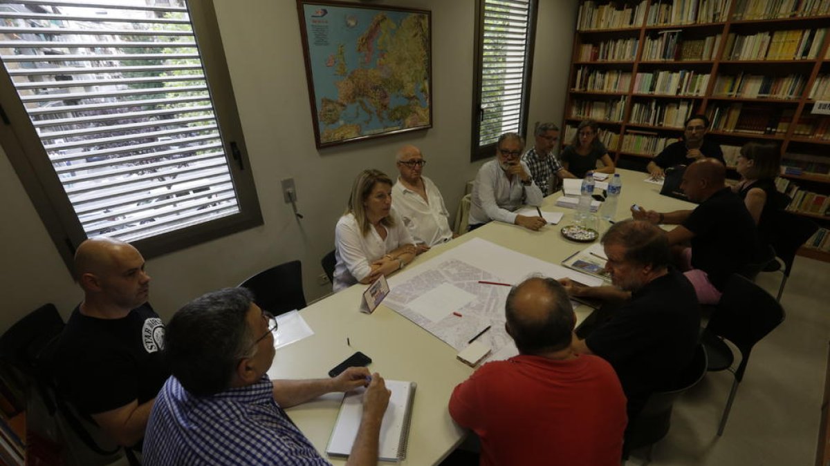 La plataforma contrària als canvis es va reunir ahir amb el tinent d’alcalde Fèlix Larrosa.