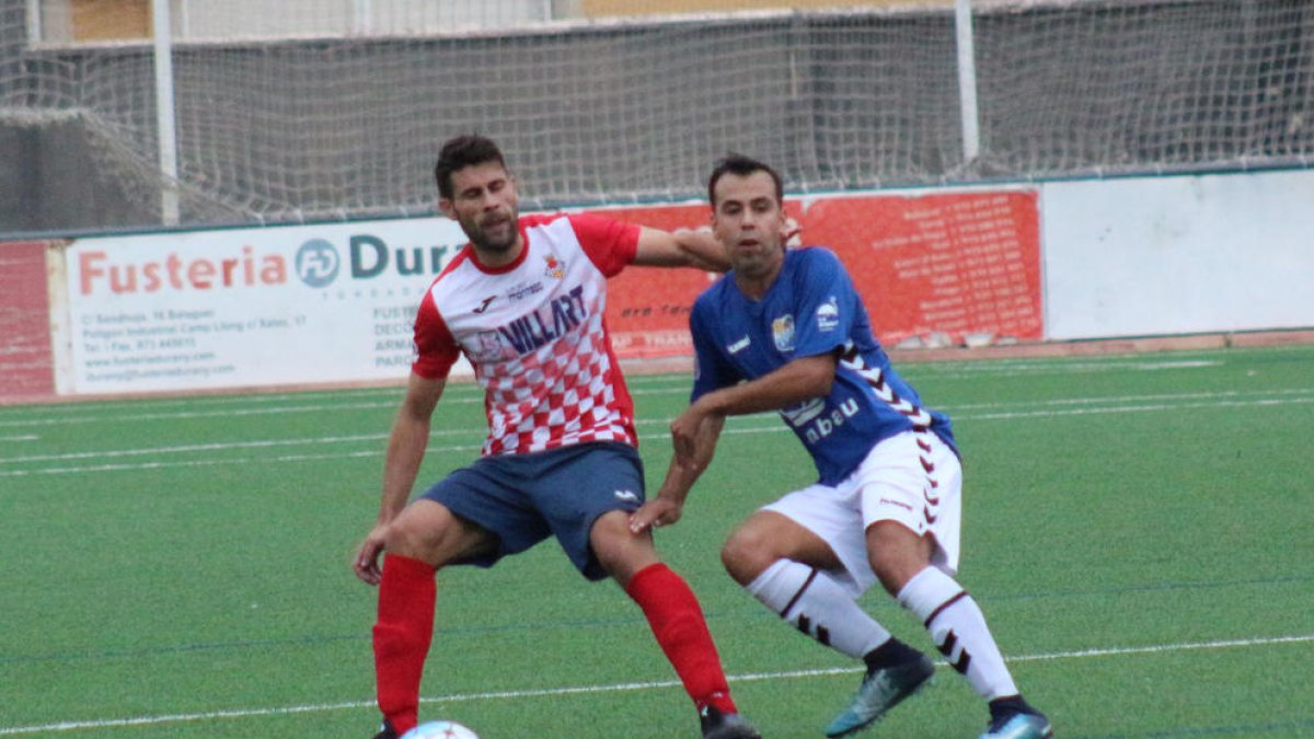 Rubén Egea lluita per una pilota davant d’un rival de la Rapitenca, en una acció del partit d’ahir.