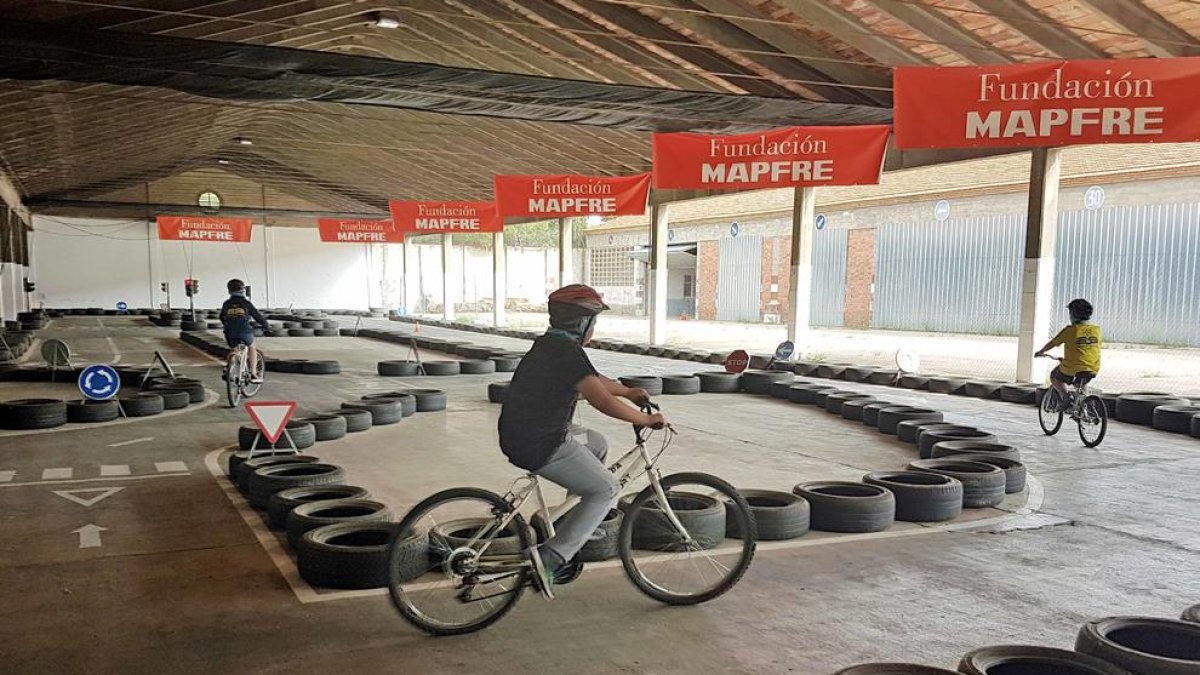 Alumnes en una de les proves pràctiques del Parc Infantil de Trànsit al Turó de Gardeny.