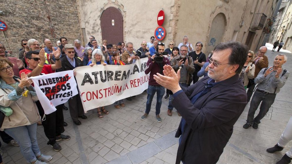Salvador Bori va rebre ahir el suport d’unes dos-centes persones als jutjats de Cervera.