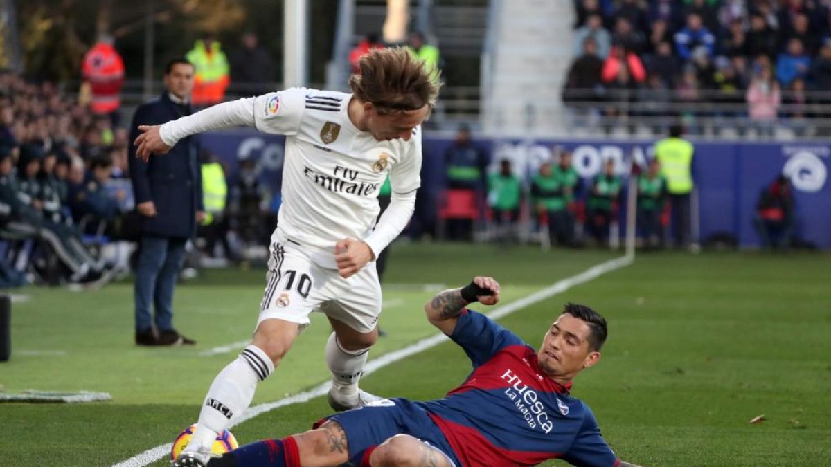 Luka Modric, en una acción del partido con Chimy Ávila, ayer en El Alcoraz.