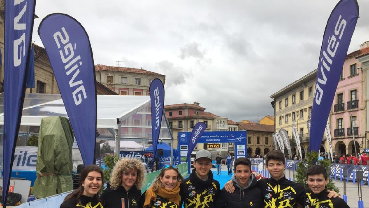 El equipo leridano del Tri-4.40 que ha competido en Avilés bajo la dirección de Eva Ledesma.