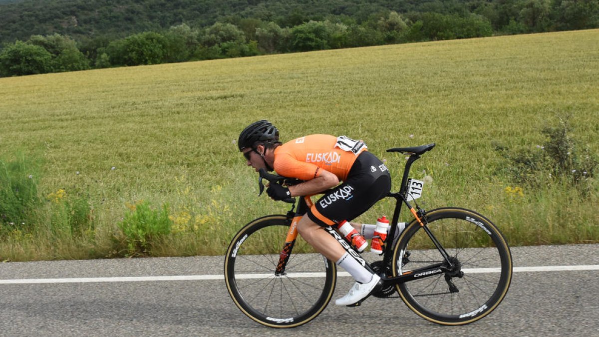 Txomin Juaristi, el vencedor de l’etapa i nou líder, durant la baixada d’un dels ports.