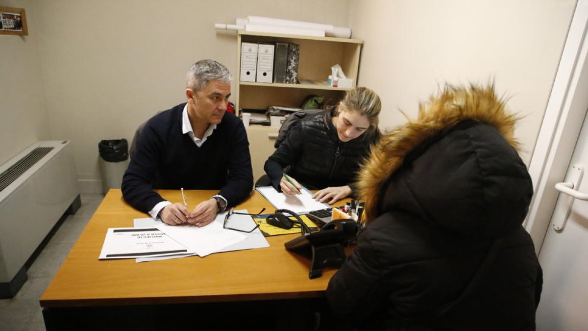 Tècnics de l’EMU atenent ahir un dels afectats el primer dia de l’oficina.