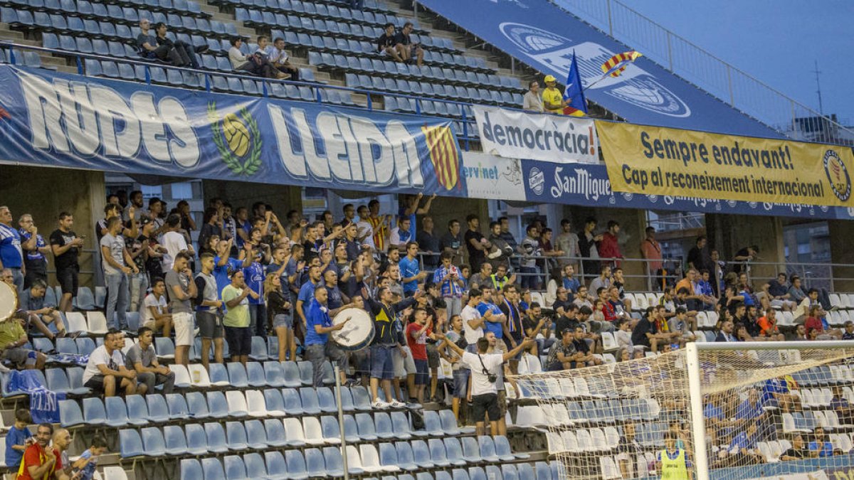 El Gol Nord del Camp d’Esports va animar i empènyer l’equip per aconseguir la remuntada.