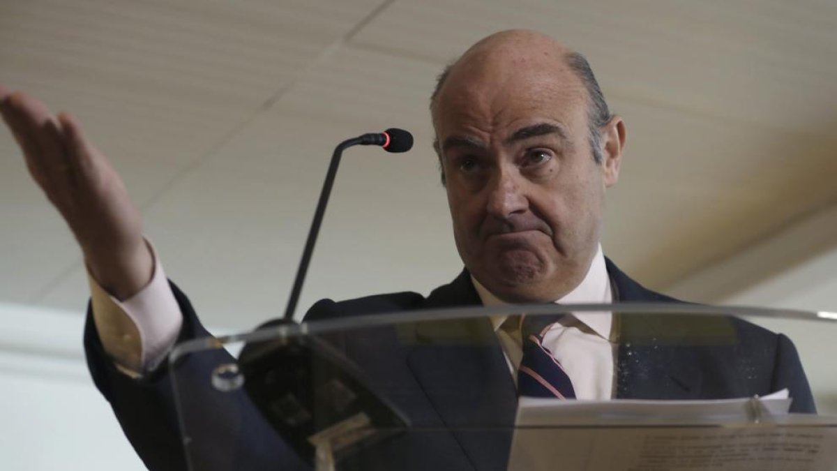 El ministre d’Economia, Luis de Guindos, durant la roda de premsa que va oferir ahir.