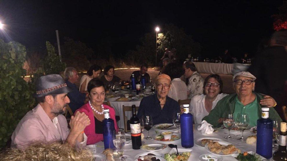 Iago Pericot (1º dcha) y Carles Santos (3º dcha) en 2017 en la Festa dels Artistes de Mas Blanch i Jové.
