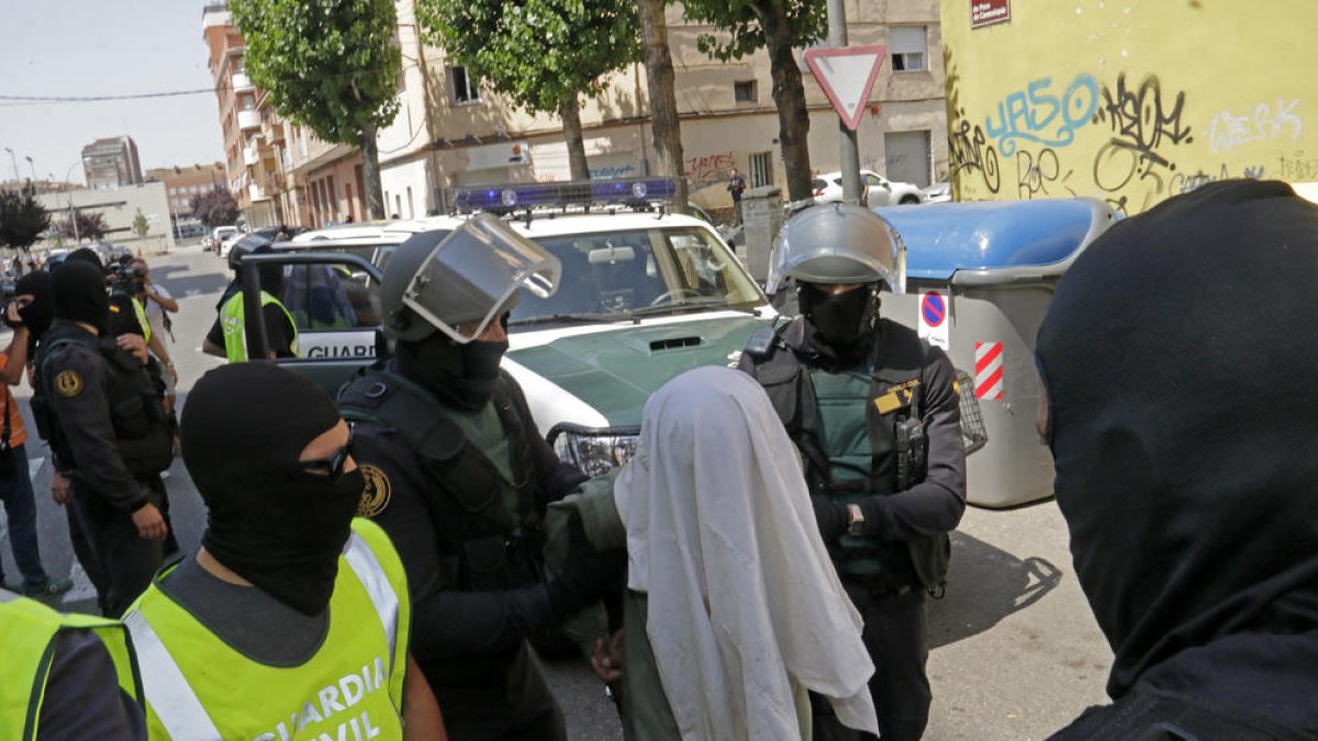 Un dels tres germans detinguts al carrer Pere de Cavasèquia el juliol del 2016.