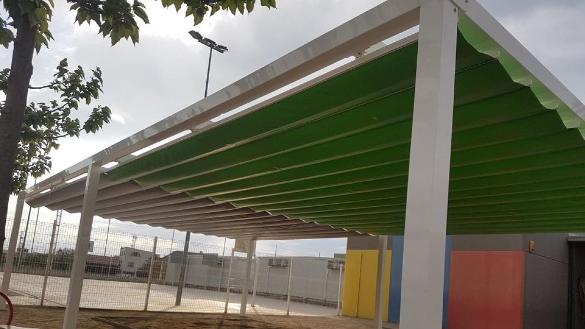 Los toldos que se están instalando en el colegio de Torrefarrera.