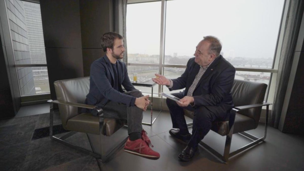 El director i presentador del programa conversa amb l’expresident escocès, Alex Salmond.