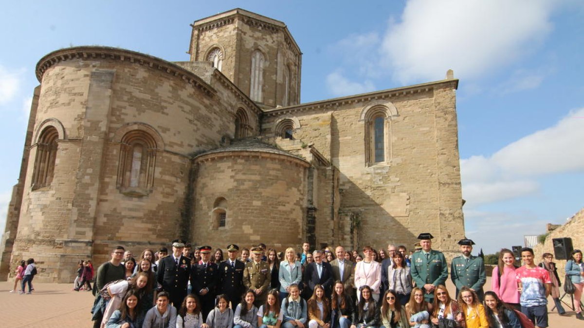 Les autoritats, al costat dels alumnes dels sis centres que van participar en el concurs per promoure el patrimoni cultural.