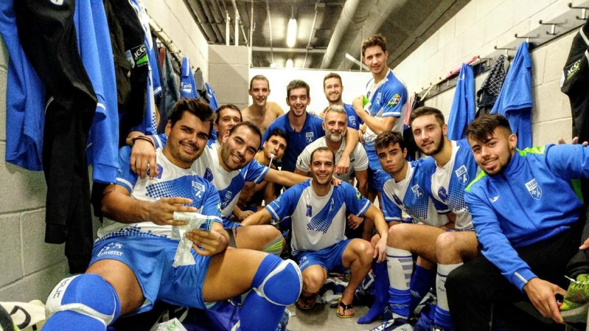 Los jugadores del Lleida Llista celebran en el vestuario la victoria y el liderato.