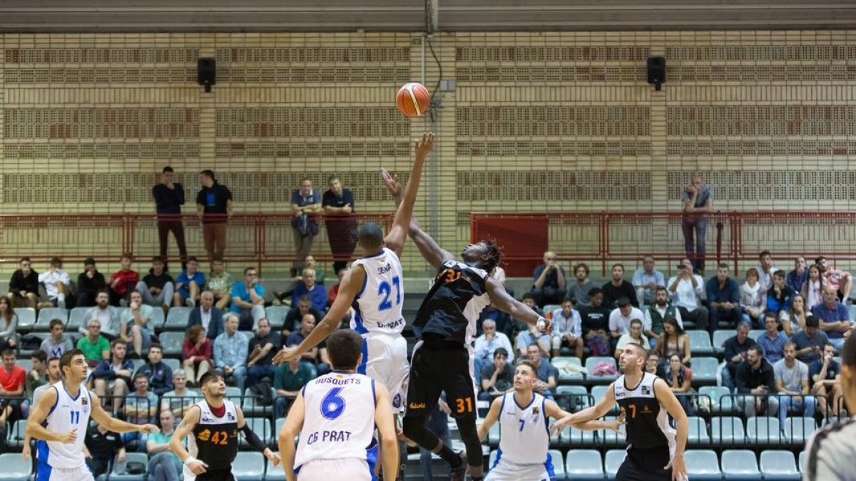 Massine Fall, en salto inicial con Sena, tuvo que ser trasladado a un centro hospitalario tras recibir un fuerte golpe en la nariz.
