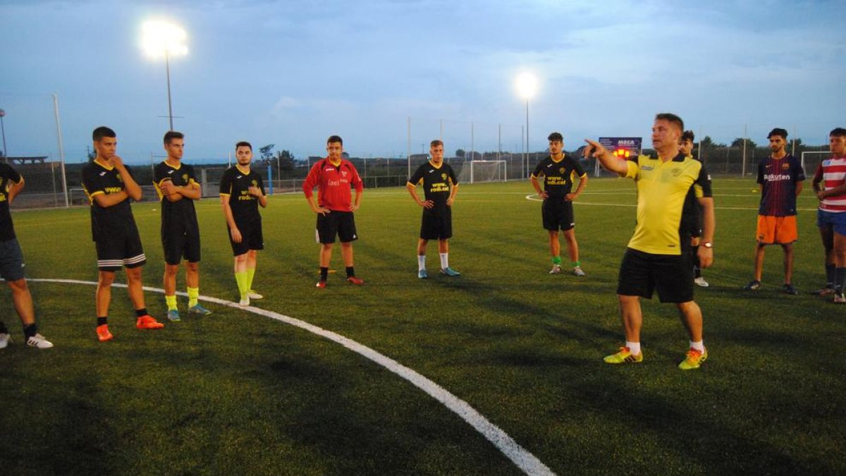 Un momento del entrenamiento del Golmès en su nuevo césped.