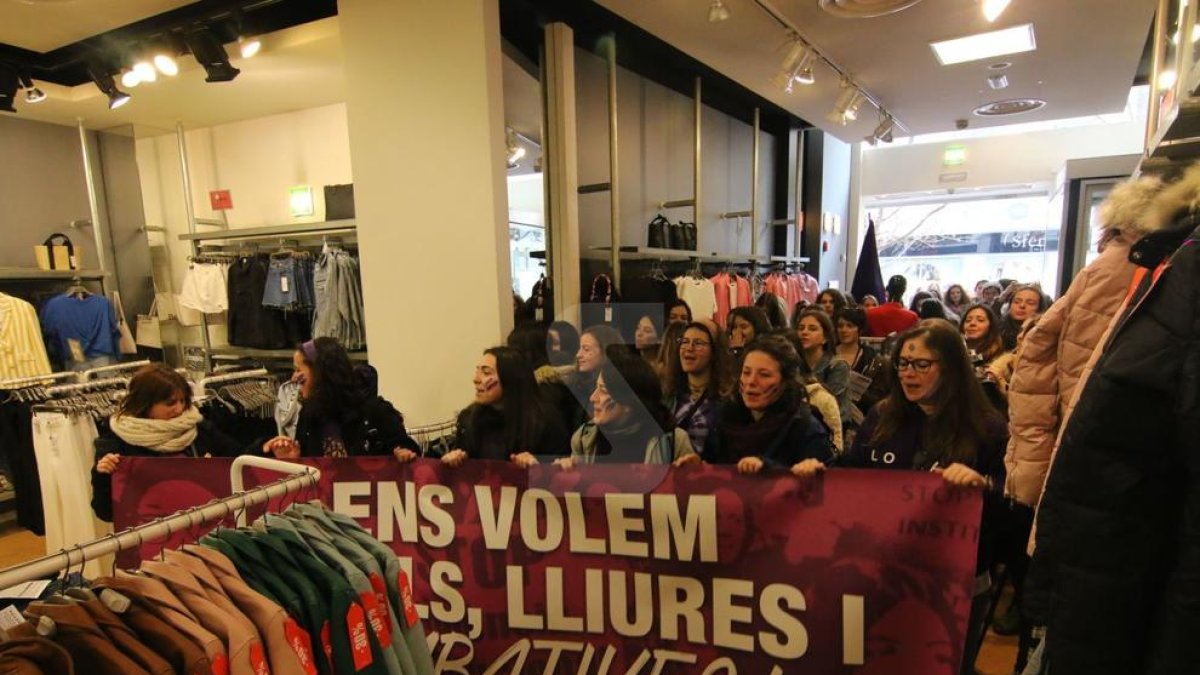 Manifestants s'organitzen en piquets i tallen el Pont Universitat