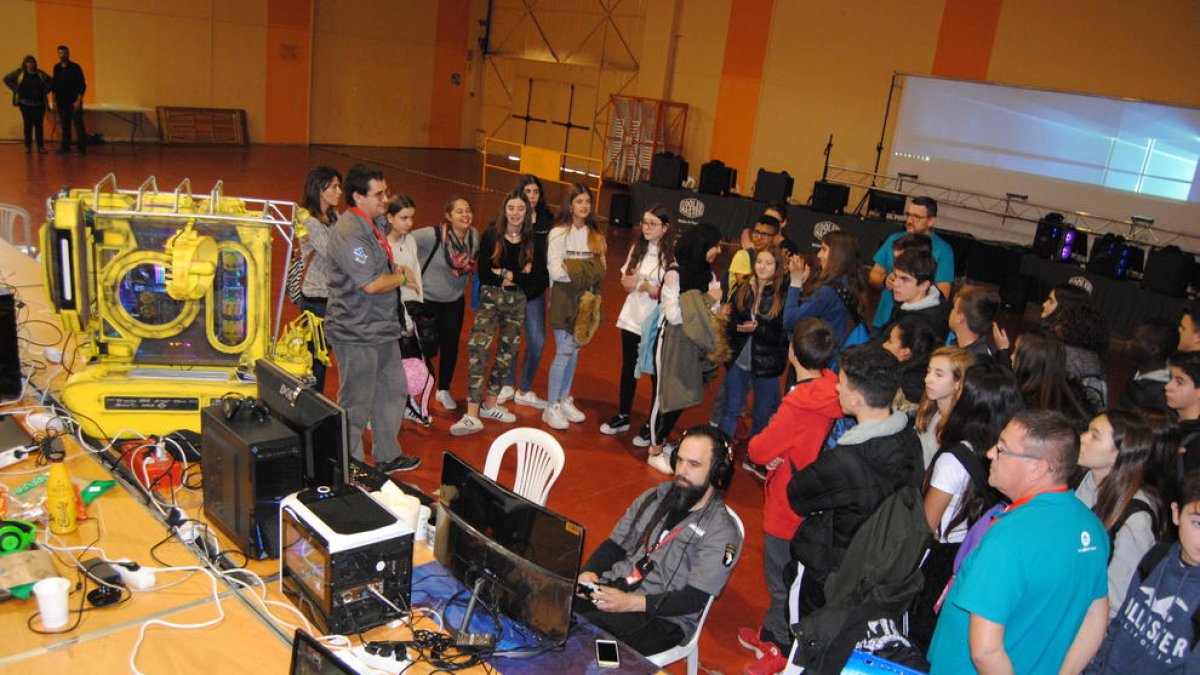 Jóvenes estudiantes pudieron conocer diferentes tipos de ordenadores personalizados.