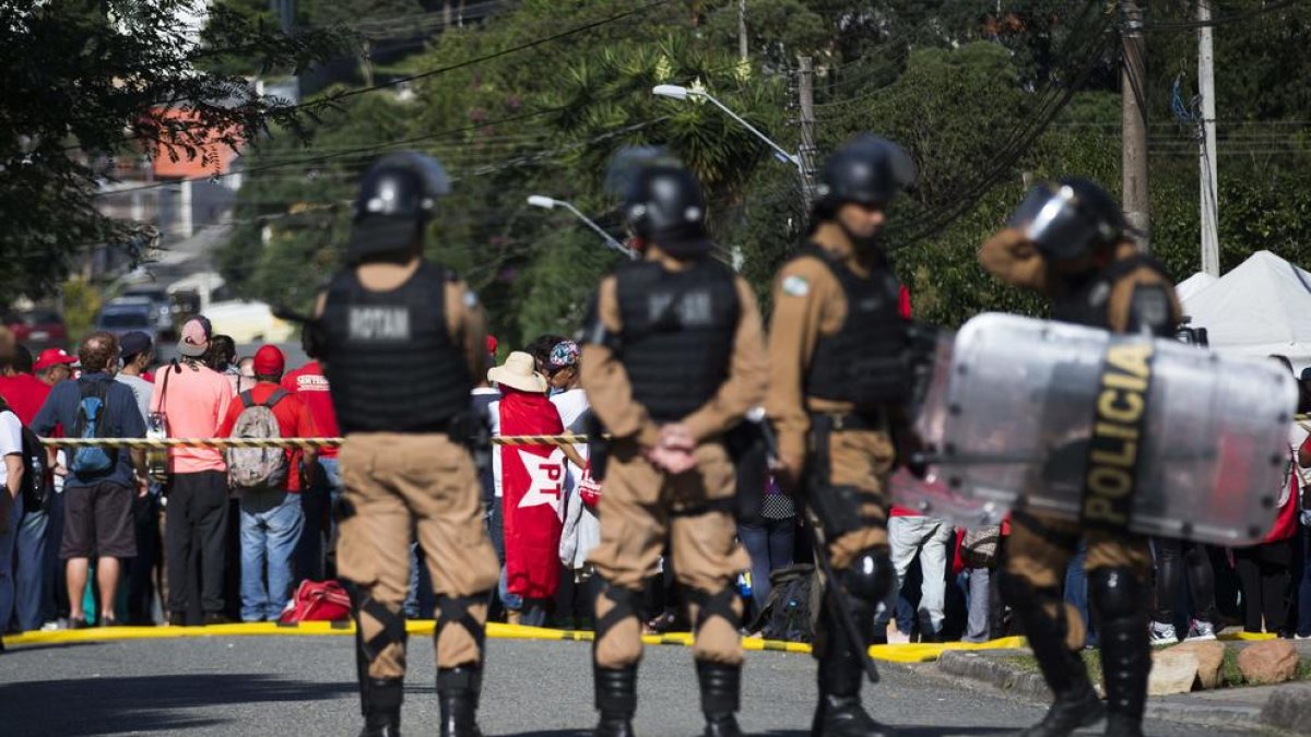 Policías militares, custodiando ayer las inmediaciones de la cárcel en la que está recluido Lula.