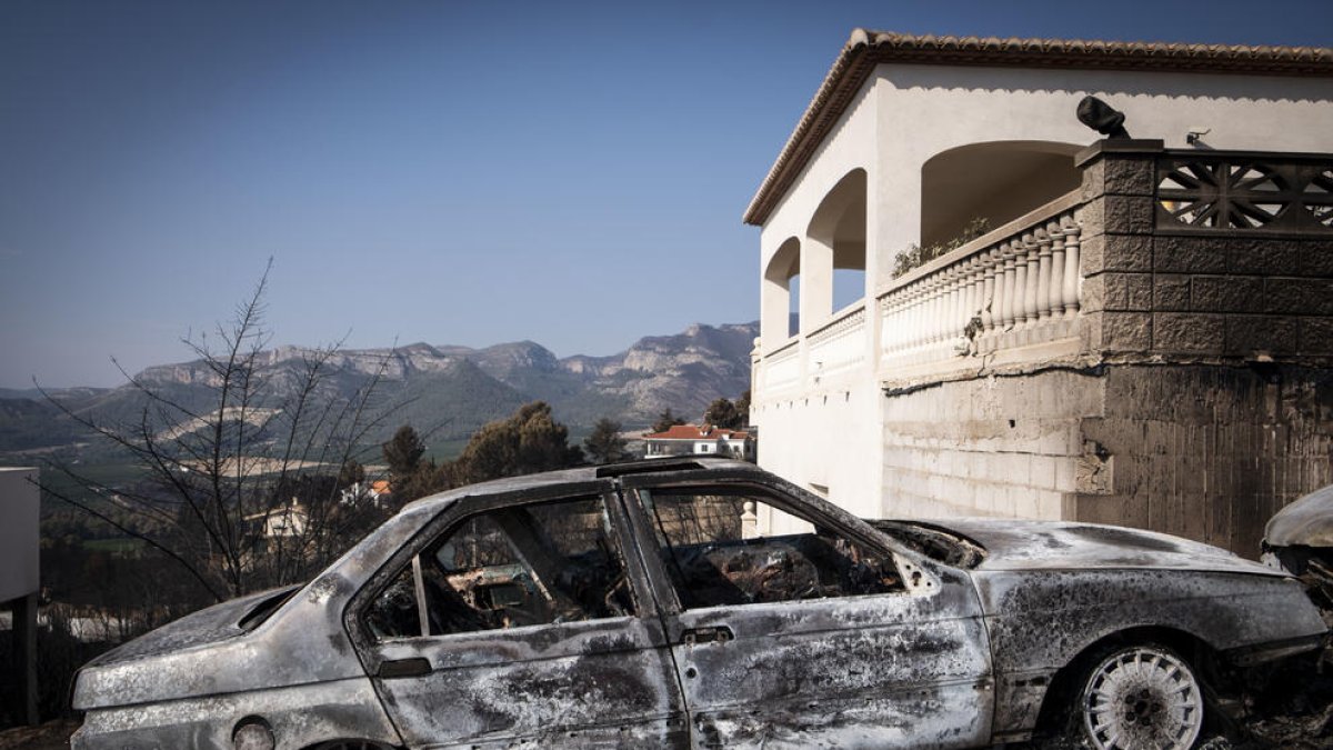 Imatge d’una de les propietats calcinades en l’incendi de Llutxent (València).